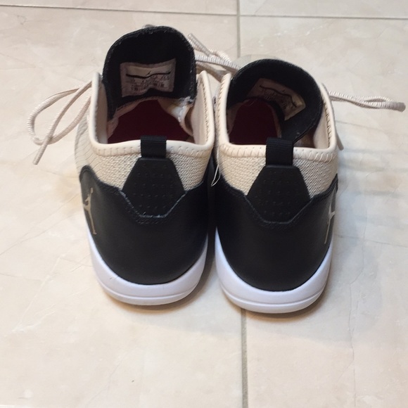 Jordan Reveal Shoes - Picture 3 of 5